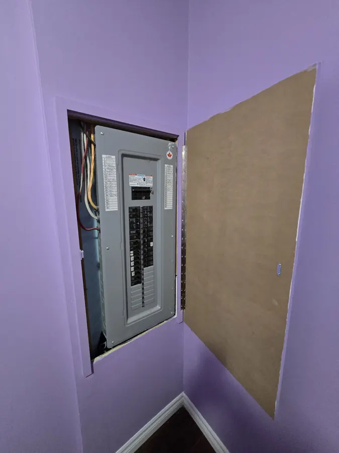 Panneau électrique neuf, dans le bureau